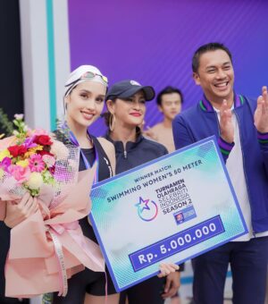 Cinta Laura Kiehl Instagram - 🥇GOLD🥇

Good to be back in the water after 15 years! 🏊‍♀️ 

📸: @armanfebryan & @yudiafrn