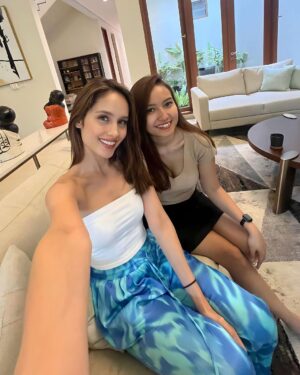 Cinta Laura Kiehl Instagram - Main ke rumah temen di akhir pekan, bahas isu-isu global, seru dan insightful. Will def make it a regular thing🙂✨