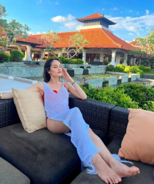 Cinta Laura Kiehl Instagram - Quick Christmas trip to Bali. Now off elsewhere. 
Kira-kira aku tahun baru kemana? ✨
