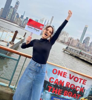 Cinta Laura Kiehl Instagram - NYOBLOS di New York ✅ 
Let’s go, Indonesia! 🇮🇩