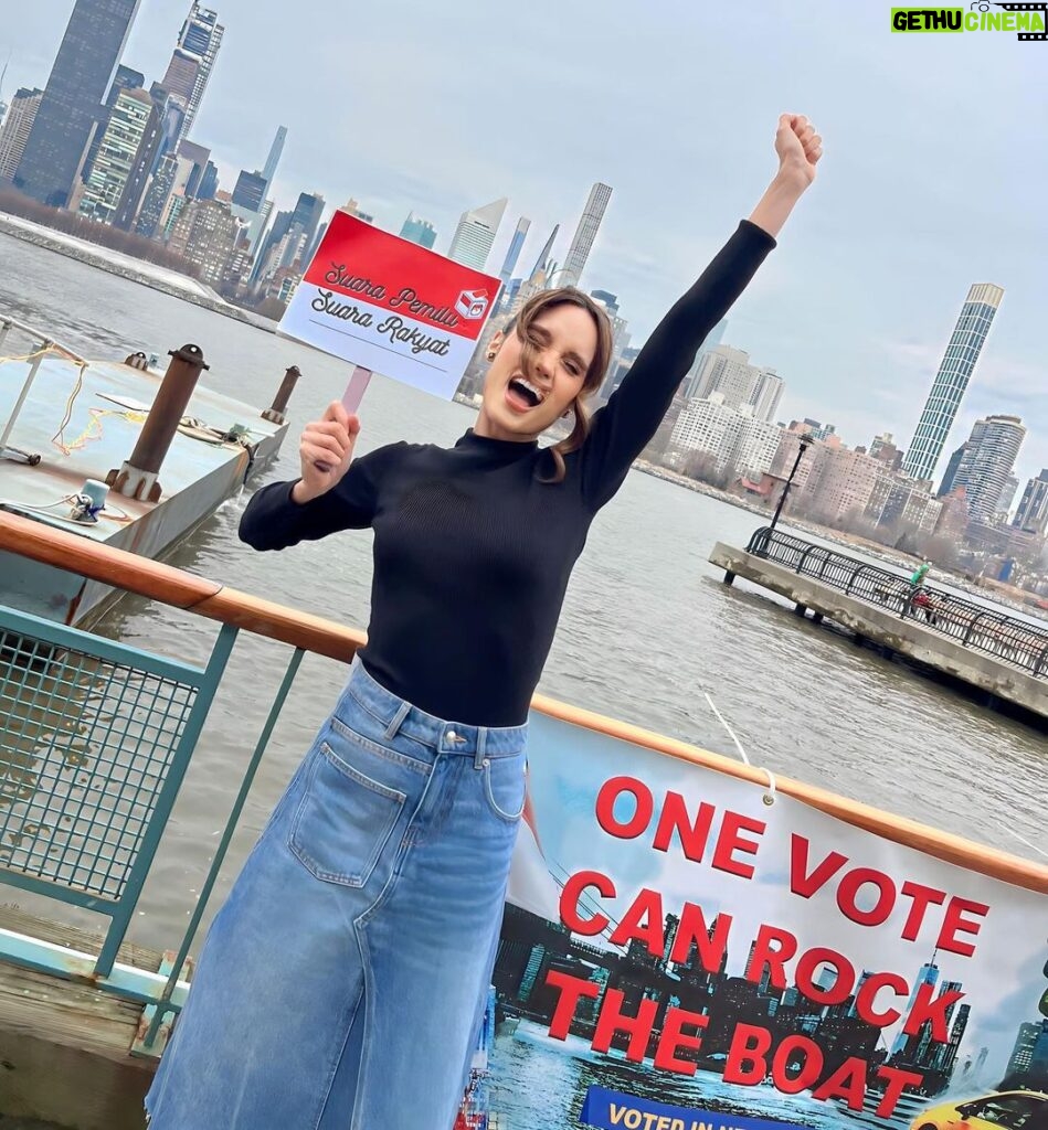 Cinta Laura Kiehl Instagram - NYOBLOS di New York ✅ Let’s go, Indonesia! 🇮🇩 New York, New York