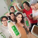 Cinta Laura Kiehl Instagram - Baru kali ini dikerjain sama team sendiri! 🤣 Untung aku langsung tau mau beliin mereka apa! 😋 Btw, kalau kalian ada yang masih bingung mau kirim-kirim 🎁HADIAH AKHIR TAHUN🎁 untuk orang-orang terdekat, yuk check aplikasi ✨Fore Coffee (@fore.coffee)✨ karena lagi banyak promo menarik! ☕️ #ForeCoffee #GiftPackage Jakarta, Indonesia