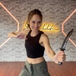 Cinta Laura Kiehl Instagram - ✨ Report: Day 5 ✨ Knife work — belajar detail gak gampang karena pada kenyataannya yang dipake adalah pisau styrofoam. Tapi cara kita menggunakan torso kita seakan terlihat seperti full effort ternyata gak segampang yang dikira. Suka banget dengan proses belajar yang maksimal dan gak terburu-buru. Next pake prop apa lagi ya, @reza.hilman? Jakarta, Indonesia