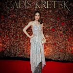 Cinta Laura Kiehl Instagram - A huge congratulations to everyone involved in the making of @netflixid’s, Gadis Kretek. Mba @kamilandini, Mas @ifa_isfansyah and Mba @shantyharmayn, thank you for bringing Indonesian series to the next level! Truly enjoyed every minute of what I’ve seen. 🤍 To all the cast, Ka @therealdisastr, @bayu_ario, @arya.saloka, @putrimarino, @tissabiani, @ibnujamilo, @sheiladaisha, @winkywiryawan912 and everyone I did not get to mention, incredible performance! Proud! 🤍 #GadisKretek 📸: @armanfebryan, @snap.nuel, @yudiafrn Jakarta, Indonesia
