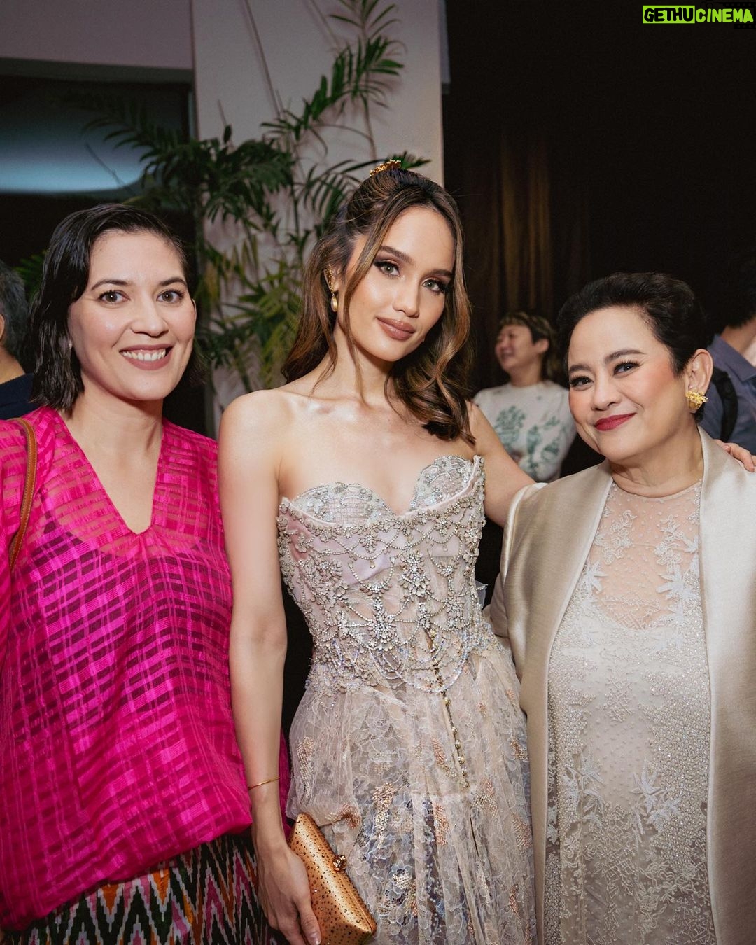 Cinta Laura Kiehl Instagram - A huge congratulations to everyone involved in the making of @netflixid’s, Gadis Kretek. Mba @kamilandini, Mas @ifa_isfansyah and Mba @shantyharmayn, thank you for bringing Indonesian series to the next level! Truly enjoyed every minute of what I’ve seen. 🤍 To all the cast, Ka @therealdisastr, @bayu_ario, @arya.saloka, @putrimarino, @tissabiani, @ibnujamilo, @sheiladaisha, @winkywiryawan912 and everyone I did not get to mention, incredible performance! Proud! 🤍 #GadisKretek 📸: @armanfebryan, @snap.nuel, @yudiafrn Jakarta, Indonesia