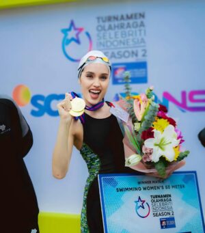 Cinta Laura Kiehl Instagram - 🥇GOLD🥇

Good to be back in the water after 15 years! 🏊‍♀️ 

📸: @armanfebryan & @yudiafrn