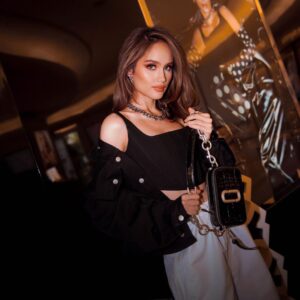Cinta Laura Kiehl Instagram - 🤍🖤
•
@marcjacobs @gapluxury 
•
📸: @yudiafrn