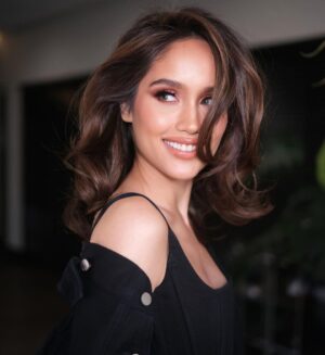 Cinta Laura Kiehl Instagram - New hair, new ATTITUDE. 🖤