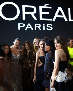 Cinta Laura Kiehl Instagram - Walked my worth on @lorealparis’ Le Défilé runway with so many people I have admired throughout my life. I have no words to describe how honored I feel to have been able to represent Indonesia 🇮🇩 on this very special night. A night where, we as women, are given the opportunity to show the world what we stand for!

My wish is simple. I hope that women worldwide, will continue to support and lift each other up, so that one day, every woman  will realize their worth. 

We’re worth it. 🤍

#ledefileloreal #walkyourworth #lorealparispfw #lorealparispwfid