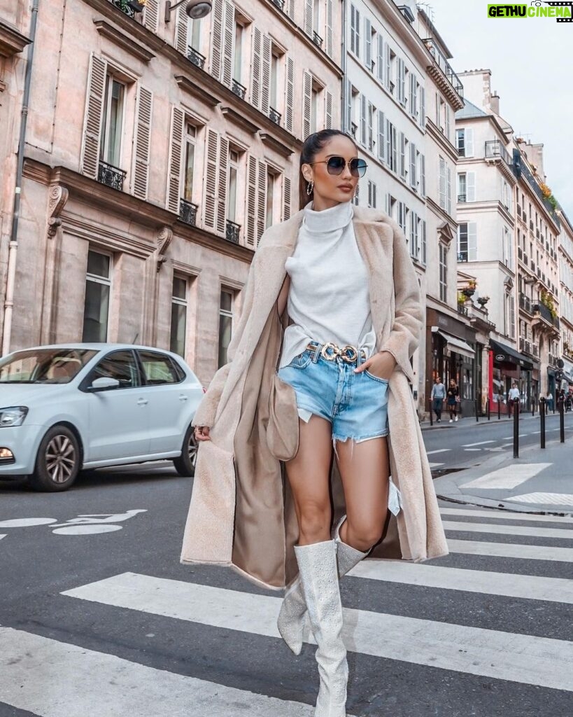 Cinta Laura Kiehl Instagram - Parisian woman for a day. 🤍 #ledefileloreal #lorealpfw #lorealpfwid #walkyourworth 📸: @fhrhamzah Paris, France