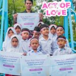 Cinta Laura Kiehl Instagram - 🚨 STORY TIME 🚨 In a remote corner of our country, where dreams were once separated by a river, a remarkable journey began.❤️ I’m beyond grateful and excited to share some heartwarming news with you guys. Di 17 Agustus lalu, bertepatan dengan Hari Kemerdekaan Indonesia yang ke-78 🇮🇩, Jembatan Karang Pinggan di pelosok Sumatera Selatan akhirnya diresmikan.🫱🏻‍🫲🏾 Jembatan ini hasil patungan ribuan Orang Baik melalui Graduation Fund “Act of Love”, untuk membantu anak-anak di sana bersekolah. Sekarang, mereka bisa dengan aman menyeberangi sungai untuk sekolah, tanpa harus basah-basahan naik perahu bambu. Jembatan ini menjadi simbol persatuan dan harapan. Hal ini membuktikan saat suatu komunitas bekerja sama, tidak ada hal yang mustahil untuk terjadi. 💪🏻 Thank you for being part of this incredible journey. Let us continue this journey and make a difference by donating through actoflove.site #ActOfLove #GraduationFund #OrangBaik #kitabisa Sumatra, Indonesia