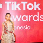 Cinta Laura Kiehl Instagram - Senang sekali bisa menjadi jury Tiktok Awards tahun ini dan membaca nominasi dengan seseorang yang sangat aku kagumi, Ka @merryriana. 🤍 Kemarin aku membaca nominasi untuk “Best of Learning and Education” karena aku percaya social media bisa menjadi tempat kita belajar untuk menambah skill dan wawasan. Aku harap kedepannya lebih banyak content creator akan memikirkan dampak dari content yang mereka buat terhadap masyarakat dan berusaha lebih keras lagi untuk memberikan pesan yang positif melalui karya mereka. ✨ Jakarta, Indonesia