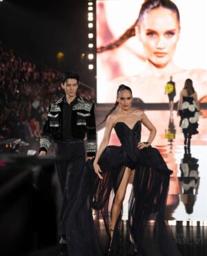 Cinta Laura Kiehl Instagram - Walked my worth on @lorealparis’ Le Défilé runway with so many people I have admired throughout my life. I have no words to describe how honored I feel to have been able to represent Indonesia 🇮🇩 on this very special night. A night where, we as women, are given the opportunity to show the world what we stand for!

My wish is simple. I hope that women worldwide, will continue to support and lift each other up, so that one day, every woman  will realize their worth. 

We’re worth it. 🤍

#ledefileloreal #walkyourworth #lorealparispfw #lorealparispwfid
