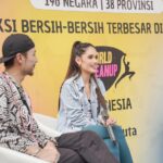 Cinta Laura Kiehl Instagram - WORLD CLEAN UP DAY 🌏 Terima kasih @worldcleanupdayindonesia dan @bahariandy sudah mengajak aku dan temen-temen dari @maharaksabiru untuk sama-sama melakukan aksi bersih-bersih TERBESAR dunia! 🤍 Dengan acara-acara seperti ini aku harap masyarakat bisa sadar bahwa kerusakan alam yang kita hadapi akibat sampah adalah masalah DARURAT yang sudah berdampak terhadap kesehatan, perekonimian dan kesejahteraan kita semua! Kita harus merubah habit-habit buruk kita SEGERA sebelum terlambat! Let’s act TOGETHER and let our actions be rooted in LOVE, love for each other and love for our planet. 🫶 #actoflove #kita13juta 📸: @yudiafrn Jakarta, Indonesia