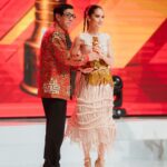 Cinta Laura Kiehl Instagram - ✨Moment Bersejarah Bagiku✨ Hari Jumat lalu, bersama tokoh-tokoh nasional yang luar biasa, saya menerima penghargaan sebagai Inspirator Generasi Muda, sebuah kategori yang untuk pertama kalinya diadakan sejak lahirnya Nawacita Awards. Sungguh sebuah kehormatan untuk bisa menjadi orang pertama dalam sejarah Indonesia yang menerima penghargaan tersebut dan berdiri bersama tokoh-tokoh nasional yang saya tahu memiliki pengalaman dan pencapaian jauh diatas saya. Terima kasih Bapak Yasonna H. Laoly, Menteri Hukum dan Hak Asasi Manusia, dan juga dewan juri yang saya hormati atas kepercayaannya. Saya harap saya, bersama generasi muda bangsa, bisa merealisasikan Nawacita, sembilan harapan, Bung Karno dalam memajukan Indonesia. 🇮🇩 📸: @bengurion.works Jakarta, Indonesia
