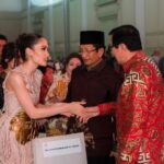 Cinta Laura Kiehl Instagram - ✨Moment Bersejarah Bagiku✨ Hari Jumat lalu, bersama tokoh-tokoh nasional yang luar biasa, saya menerima penghargaan sebagai Inspirator Generasi Muda, sebuah kategori yang untuk pertama kalinya diadakan sejak lahirnya Nawacita Awards. Sungguh sebuah kehormatan untuk bisa menjadi orang pertama dalam sejarah Indonesia yang menerima penghargaan tersebut dan berdiri bersama tokoh-tokoh nasional yang saya tahu memiliki pengalaman dan pencapaian jauh diatas saya. Terima kasih Bapak Yasonna H. Laoly, Menteri Hukum dan Hak Asasi Manusia, dan juga dewan juri yang saya hormati atas kepercayaannya. Saya harap saya, bersama generasi muda bangsa, bisa merealisasikan Nawacita, sembilan harapan, Bung Karno dalam memajukan Indonesia. 🇮🇩 📸: @bengurion.works Jakarta, Indonesia