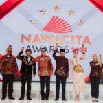 Cinta Laura Kiehl Instagram - ✨Moment Bersejarah Bagiku✨ Hari Jumat lalu, bersama tokoh-tokoh nasional yang luar biasa, saya menerima penghargaan sebagai Inspirator Generasi Muda, sebuah kategori yang untuk pertama kalinya diadakan sejak lahirnya Nawacita Awards. Sungguh sebuah kehormatan untuk bisa menjadi orang pertama dalam sejarah Indonesia yang menerima penghargaan tersebut dan berdiri bersama tokoh-tokoh nasional yang saya tahu memiliki pengalaman dan pencapaian jauh diatas saya. Terima kasih Bapak Yasonna H. Laoly, Menteri Hukum dan Hak Asasi Manusia, dan juga dewan juri yang saya hormati atas kepercayaannya. Saya harap saya, bersama generasi muda bangsa, bisa merealisasikan Nawacita, sembilan harapan, Bung Karno dalam memajukan Indonesia. 🇮🇩 📸: @bengurion.works Jakarta, Indonesia