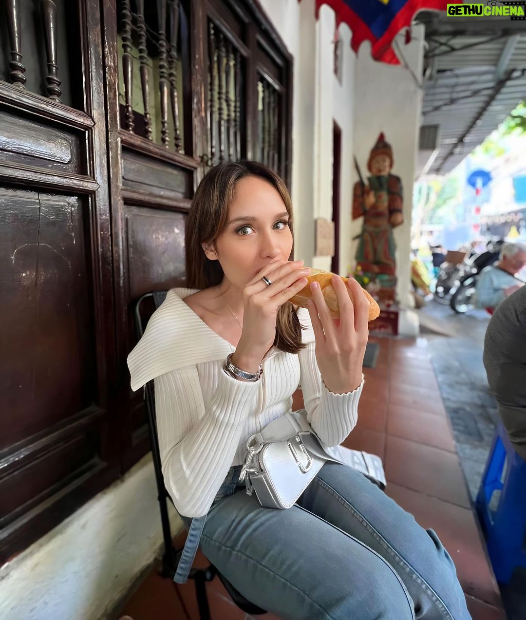 Cinta Laura Kiehl - 108.2K Likes - Tourist-ing to wrap up the year. 🇻🇳