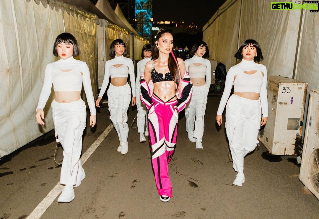 Cinta Laura Kiehl Instagram - Rocked the @asiansoundsyndicate.id stage at @ramengvrl’s show! 🔥 No words to describe how fun it was. Thank you for your energy! Jakarta, Indonesia
