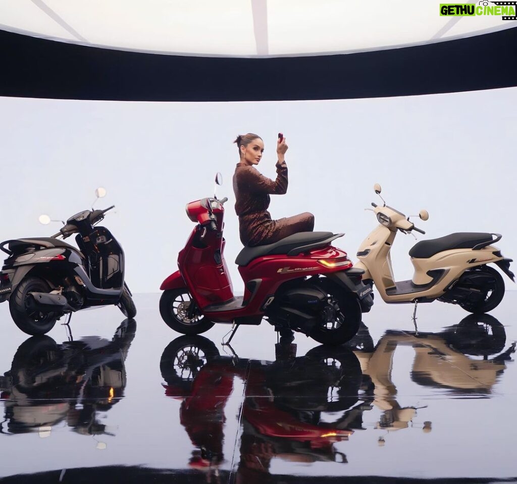 Cinta Laura Kiehl Instagram - Seru shooting TVC New Honda Stylo 160! Design-nya modern classic dengan mesin 160cc nya yang powerful bikin aku ga sabar untuk kasih tau ke kalian since day 1 betapa serunya riding bareng New Honda Stylo 160! Yuk, segera sharing pengalaman kalian disini! #Stylo160 Jakarta, Indonesia