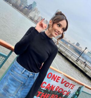Cinta Laura Kiehl Instagram - NYOBLOS di New York ✅ 
Let’s go, Indonesia! 🇮🇩