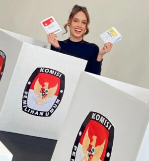 Cinta Laura Kiehl Instagram - NYOBLOS di New York ✅ 
Let’s go, Indonesia! 🇮🇩
