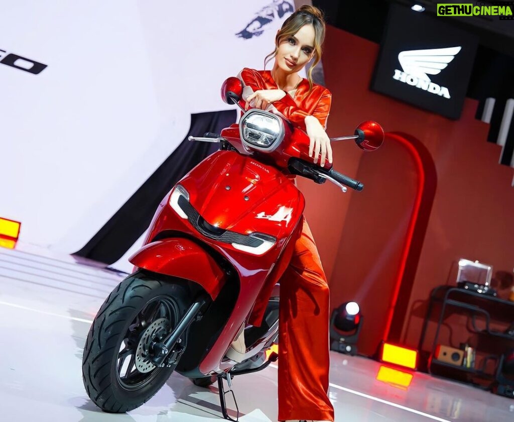 Cinta Laura Kiehl Instagram - My confidence stems from my style and energy! 🔥 The New Honda Stylo 160 represents both fashion and power!⚡️I urge you to try the New Honda #Stylo160 to elevate your style! Jakarta, Indonesia