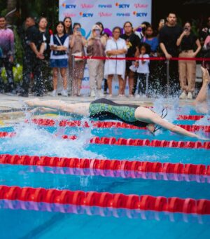 Cinta Laura Kiehl Instagram - 🥇GOLD🥇

Good to be back in the water after 15 years! 🏊‍♀️ 

📸: @armanfebryan & @yudiafrn