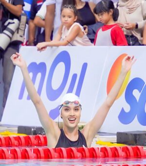 Cinta Laura Kiehl Instagram - 🥇GOLD🥇

Good to be back in the water after 15 years! 🏊‍♀️ 

📸: @armanfebryan & @yudiafrn