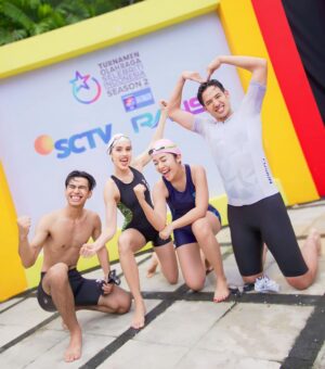 Cinta Laura Kiehl Instagram - 🥇GOLD🥇

Good to be back in the water after 15 years! 🏊‍♀️ 

📸: @armanfebryan & @yudiafrn