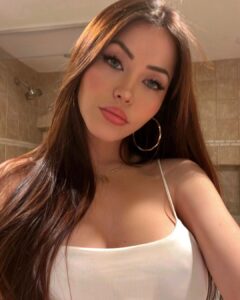 Cláudia Alende Instagram - it’s been a while, hi guys 👋 Los Angeles, California