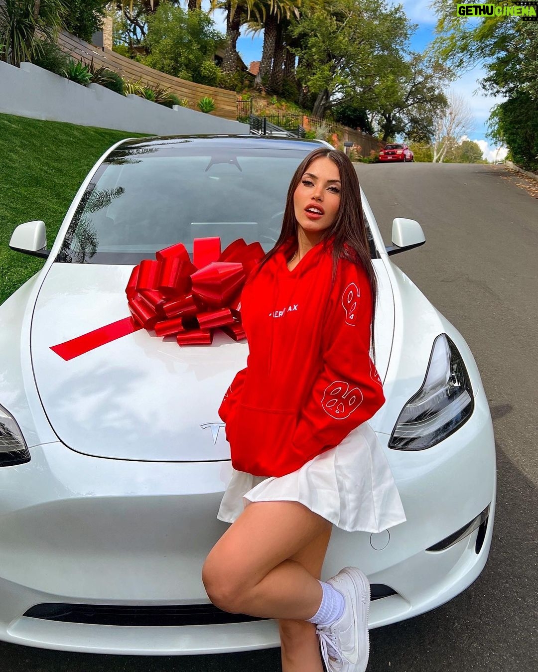 Cláudia Alende Instagram - Get ready to win big with AeroPax! Join the #Metaverse with @AeroPaxNFT and @Aeropostale for a chance to #WinaTesla! MINT IS LIVE! #Aeropostale #Aeropax Los Angeles, California