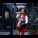 Cláudia Martins Instagram - Quase, quase aí o novo EP da Claudia Martins e Minhotos Marotos. Vai sair também o videoclipe para o tema “Aponta” 😜✏️ Fiquem atentos! #claudiamartins #minhotosmarotos #minho #musicaportuguesa #ep #aponta #musicapopularportuguesa