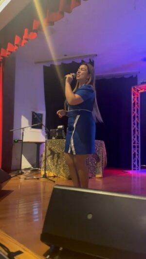 Cláudia Martins Instagram - Junto dos nossos emigrantes somos sempre felizes!
O mérito e a coragem de cada um destes homens e mulheres é de louvar.
Sair do seu país para trabalhar, na expectativa de uma vida melhor, arriscando tudo, é de uma coragem fora do comum.
Poder levar um bocadinho de Portugal ao mundo é fabuloso. 
Um abraço a todos emigrantes