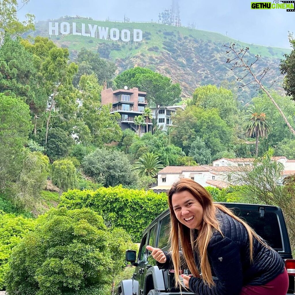 Cláudia Martins Instagram - Em Hollywood, o glamour é palpável e os sonhos são constantemente perseguidos, criando um verdadeiro espetáculo de criatividade e talento que transcende fronteiras e enche as telas com magia e emoção ❤️ Hollywood Sign
