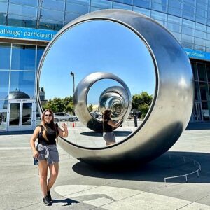 Cláudia Martins Instagram - O espelho é um portal para a nossa própria autodescoberta, refletindo não apenas o que vemos, mas também quem somos e quem desejamos nos tornar 😘