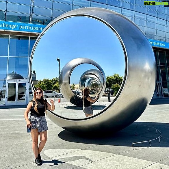 Cláudia Martins Instagram - O espelho é um portal para a nossa própria autodescoberta, refletindo não apenas o que vemos, mas também quem somos e quem desejamos nos tornar 😘 Chase Center Stadium