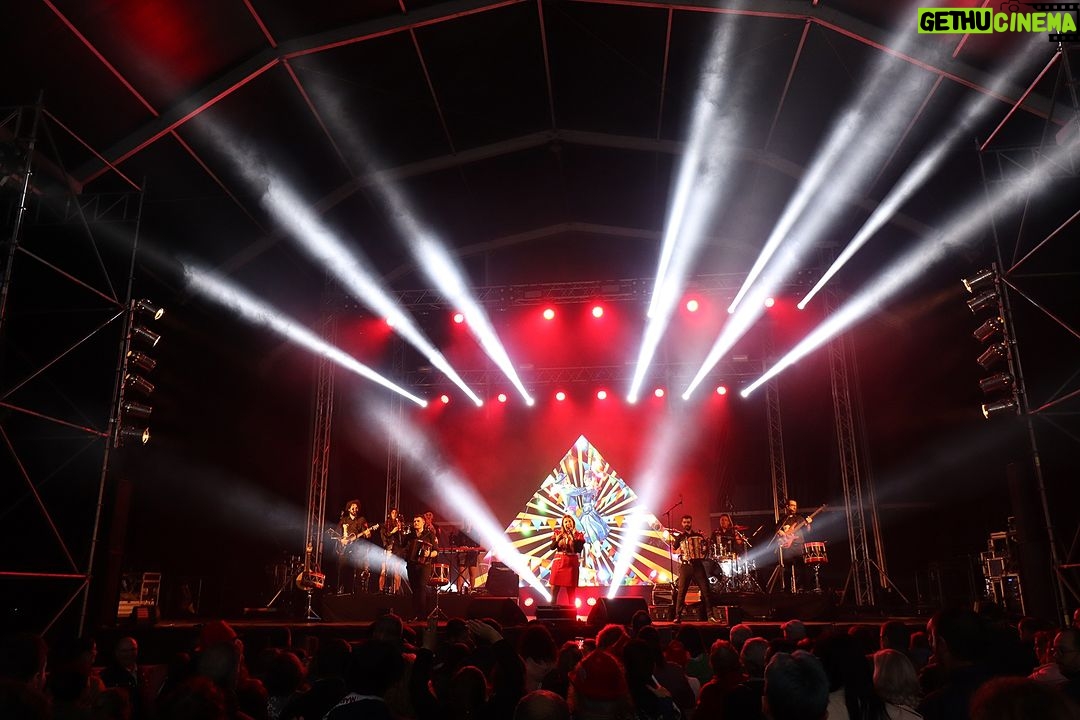 Cláudia Martins Instagram - Voltar a Ourém, foi de certa forma voltar a "casa". A quantidade de amigos que tivemos oportunidade de rever, o carinho com que fomos recebidos, a alegria que ressoou durante o concerto, é sinónimo que somos felizes! Voltaremos em breve! Agradecemos ao @municipiodeourem Município de Ourém Agora? Estamos a caminho de Joane! Desejamos uma semana feliz para todos #CláudiaMartins #MinhotosMarotos #Portugal #Desgarrada #Musicapopular #Portugal #alegria