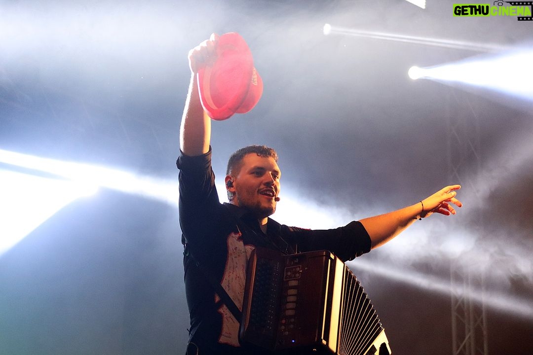 Cláudia Martins Instagram - Voltar a Ourém, foi de certa forma voltar a "casa". A quantidade de amigos que tivemos oportunidade de rever, o carinho com que fomos recebidos, a alegria que ressoou durante o concerto, é sinónimo que somos felizes! Voltaremos em breve! Agradecemos ao @municipiodeourem Município de Ourém Agora? Estamos a caminho de Joane! Desejamos uma semana feliz para todos #CláudiaMartins #MinhotosMarotos #Portugal #Desgarrada #Musicapopular #Portugal #alegria