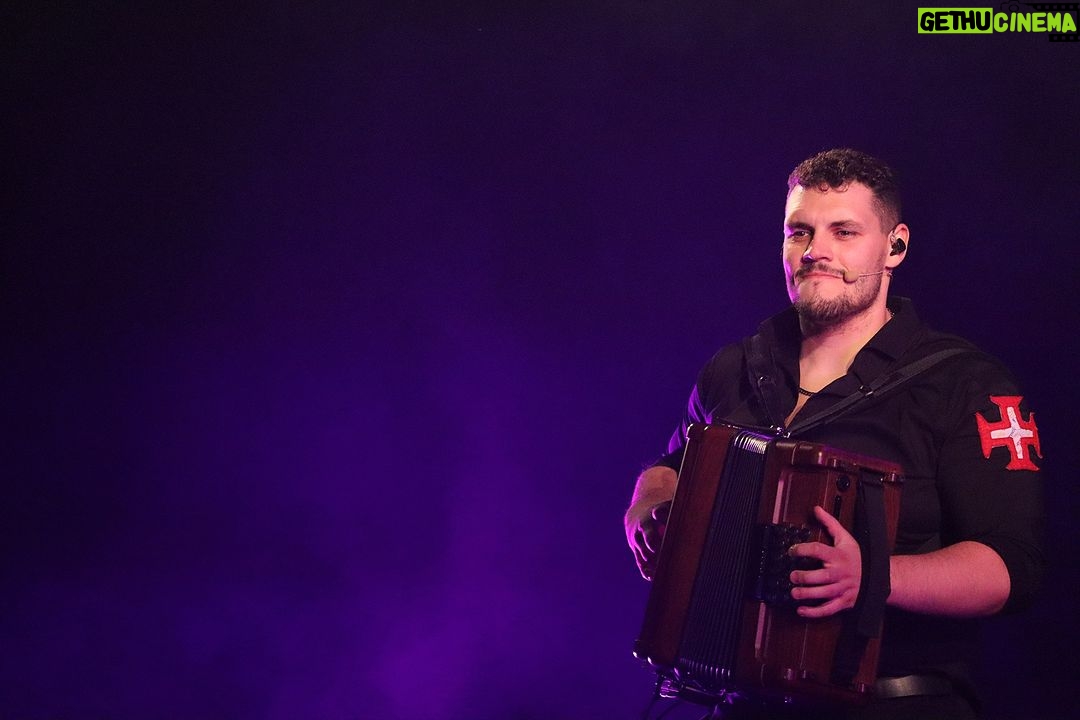 Cláudia Martins Instagram - Voltar a Ourém, foi de certa forma voltar a "casa". A quantidade de amigos que tivemos oportunidade de rever, o carinho com que fomos recebidos, a alegria que ressoou durante o concerto, é sinónimo que somos felizes! Voltaremos em breve! Agradecemos ao @municipiodeourem Município de Ourém Agora? Estamos a caminho de Joane! Desejamos uma semana feliz para todos #CláudiaMartins #MinhotosMarotos #Portugal #Desgarrada #Musicapopular #Portugal #alegria