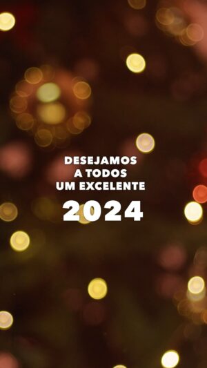 Cláudia Martins Instagram - Desejamos a todos um excelente 2024! 🥂✨

#CláudiaMartins #MinhotosMarotos #Portugal #alegria #réveillon #desgarrada
