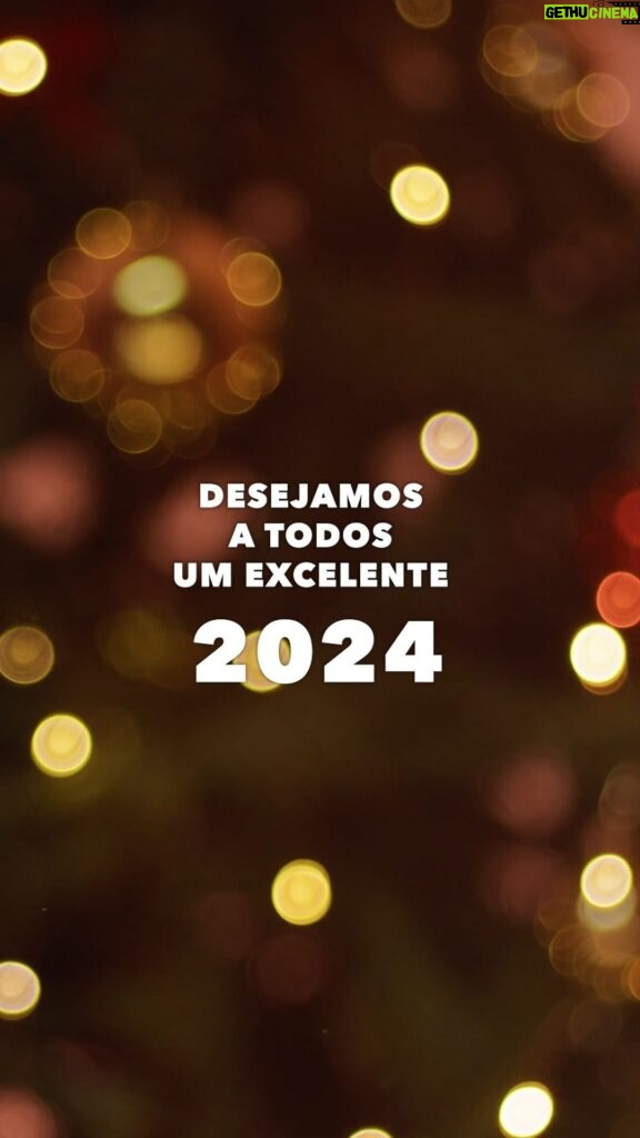 Cláudia Martins Instagram - Desejamos a todos um excelente 2024! 🥂✨ #CláudiaMartins #MinhotosMarotos #Portugal #alegria #réveillon #desgarrada