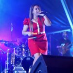 Cláudia Martins Instagram - Que nunca te falte a voz, ó alma destemida, Para expressar tuas ideias e verdades compartilhadas. Que tuas palavras ecoem com força e clareza, E alcancem os corações com amor e firmeza. Que a tua voz seja um farol, a iluminar o caminho, Guiando aqueles que estão perdidos no seu destino. Com tuas palavras, inspire a esperança e a paz, Transformando o mundo num lugar mais audaz. Que tua voz seja um instrumento de transformação, Derrubando barreiras, unindo nação após nação. Que ela seja o eco da justiça e da igualdade, Levando a mensagem da liberdade. Que nunca te falte a voz nos momentos de luta, Para que possas batalhar por tudo o que te é justo. Grita pelos direitos dos oprimidos e marginalizados, Eleva a voz contra a opressão e os desmandos desmedidos. Que tua voz seja ouvida nos palcos da vida, Contando histórias de superação e conquistas perdidas. Inspira os jovens a sonhar, a acreditar no seu potencial, Para que possam construir um futuro mais brilhante e sensacional. Que nunca te falte a voz para expressar o amor, Em palavras de carinho, enlevando o coração por onde fores. Fala com ternura, com gentileza e compaixão, Deixa que tua voz seja a canção que embala os corações. Que nunca te falte a voz, Para que possas sempre transmitir tua essência e vida. Que ela seja o reflexo de quem tu és, E que ecoe eternamente na história que escreves ❤️