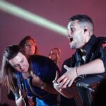Cláudia Martins Instagram - Estamos com um problema! Não conseguimos fazer a legenda destas imagens! Atenção que estas fotografias contêm muitos sorrisos e marotices! Ajudam-nos a fazer a legenda? Que escreveriam nestas fotografias? Aguardamos as vossas sugestões! #CláudiaMartins #MinhotosMarotos #Portugal #desgarrada #Musica #Musicapopular #cultura