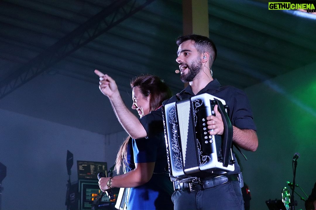 Cláudia Martins Instagram - Estamos com um problema! Não conseguimos fazer a legenda destas imagens! Atenção que estas fotografias contêm muitos sorrisos e marotices! Ajudam-nos a fazer a legenda? Que escreveriam nestas fotografias? Aguardamos as vossas sugestões! #CláudiaMartins #MinhotosMarotos #Portugal #desgarrada #Musica #Musicapopular #cultura