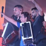 Cláudia Martins Instagram - Estamos com um problema! Não conseguimos fazer a legenda destas imagens! Atenção que estas fotografias contêm muitos sorrisos e marotices! Ajudam-nos a fazer a legenda? Que escreveriam nestas fotografias? Aguardamos as vossas sugestões! #CláudiaMartins #MinhotosMarotos #Portugal #desgarrada #Musica #Musicapopular #cultura