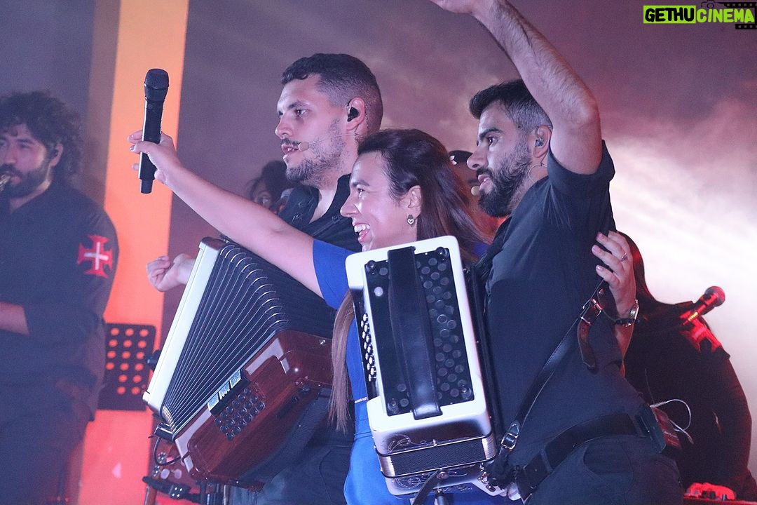 Cláudia Martins Instagram - Estamos com um problema! Não conseguimos fazer a legenda destas imagens! Atenção que estas fotografias contêm muitos sorrisos e marotices! Ajudam-nos a fazer a legenda? Que escreveriam nestas fotografias? Aguardamos as vossas sugestões! #CláudiaMartins #MinhotosMarotos #Portugal #desgarrada #Musica #Musicapopular #cultura