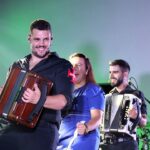 Cláudia Martins Instagram - Estamos com um problema! Não conseguimos fazer a legenda destas imagens! Atenção que estas fotografias contêm muitos sorrisos e marotices! Ajudam-nos a fazer a legenda? Que escreveriam nestas fotografias? Aguardamos as vossas sugestões! #CláudiaMartins #MinhotosMarotos #Portugal #desgarrada #Musica #Musicapopular #cultura