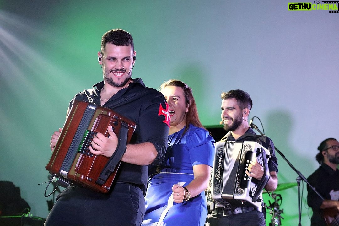Cláudia Martins Instagram - Estamos com um problema! Não conseguimos fazer a legenda destas imagens! Atenção que estas fotografias contêm muitos sorrisos e marotices! Ajudam-nos a fazer a legenda? Que escreveriam nestas fotografias? Aguardamos as vossas sugestões! #CláudiaMartins #MinhotosMarotos #Portugal #desgarrada #Musica #Musicapopular #cultura