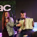 Cláudia Martins Instagram - Quando nos lançam desafios? Aceitamos prontamente! "Passarinha e Sardão" versão reggae, esta tarde na FNAC. Agradecemos ao Luís Pinto Lisboa o convite, e a todos quantos marcaram presença! A cultura está viva! #tradicao #amor #marotice #claudiamartins #minhotosmarotos #fnac